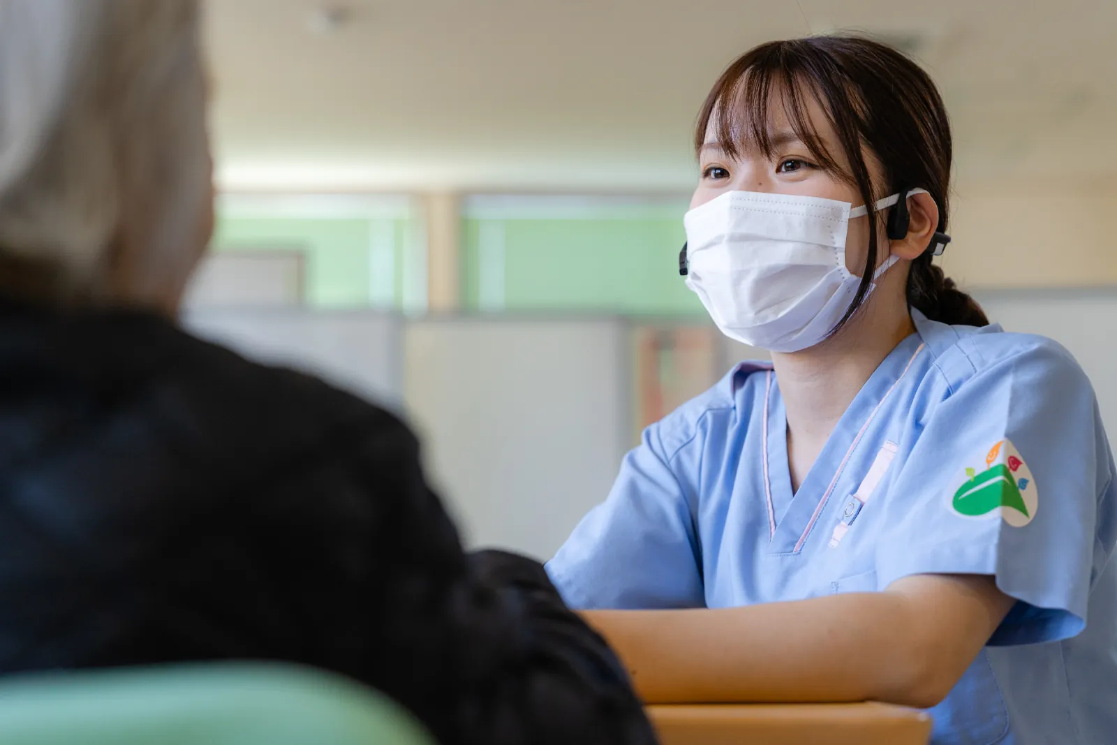 ご入居者さまと笑顔で会話するスタッフ